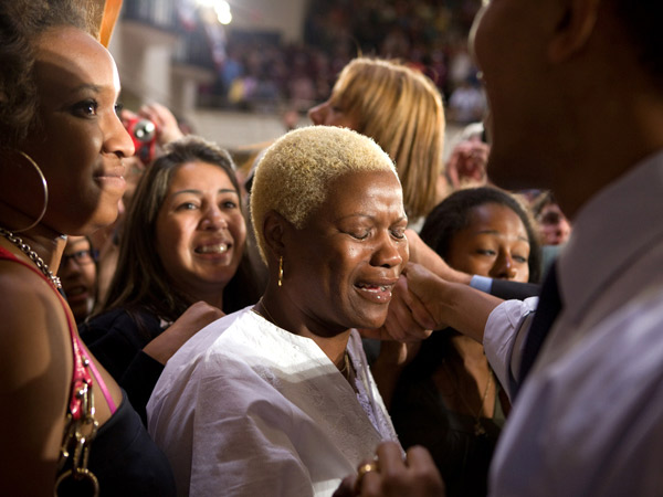 images%2Fslides%2F25_People_Excited_To_See_Obama_15