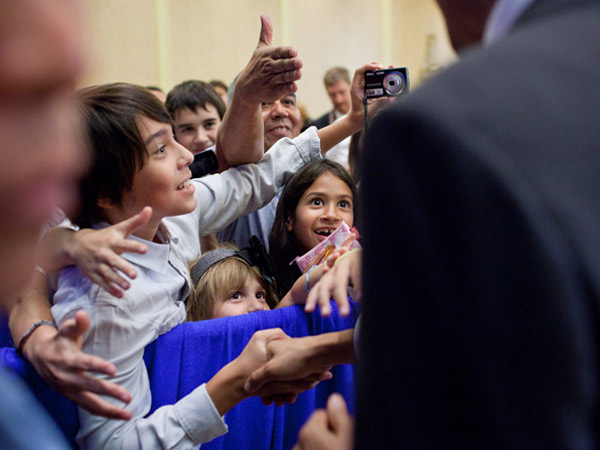 images%2Fslides%2F25_People_Excited_To_See_Obama_03
